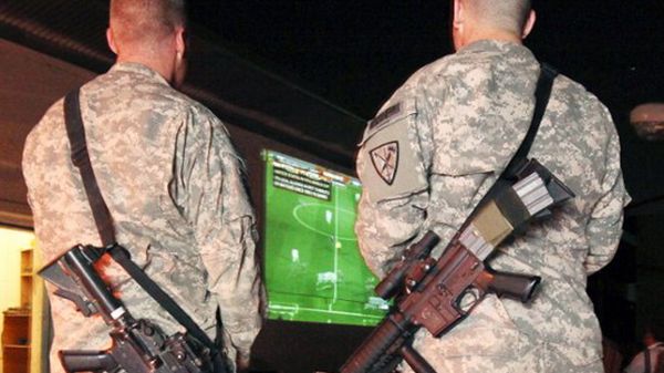 Amerykańscy żandarmi w bazie w Afganistanie