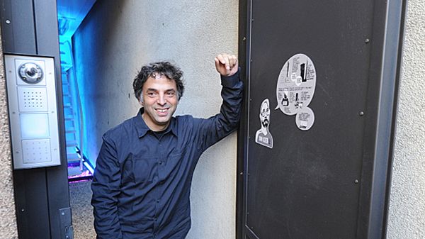 Izraelski pisarz Etgar Keret w czasie otwarcia "Domu Kereta", najwęższego domu na świecie.