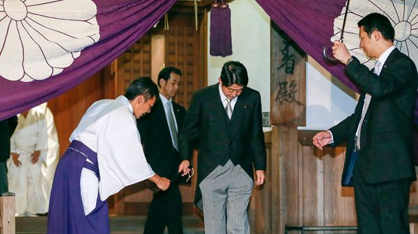 Były premier Shinzo Abe w świątyni Yasukuni