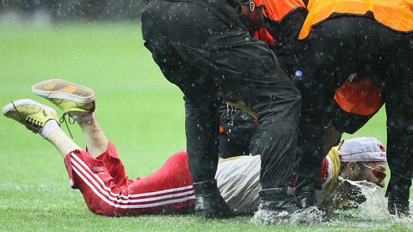 Ochrona zatrzymuje polskiego kibica na boisku przed meczem eliminacyjnym piłkarskich mistrzostw świata Polska-Anglia na Stadionie Narodowym