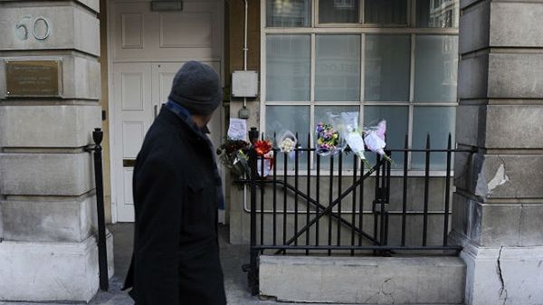 Kwiaty przed szpitalem, w którym pracowała pielęgniarka