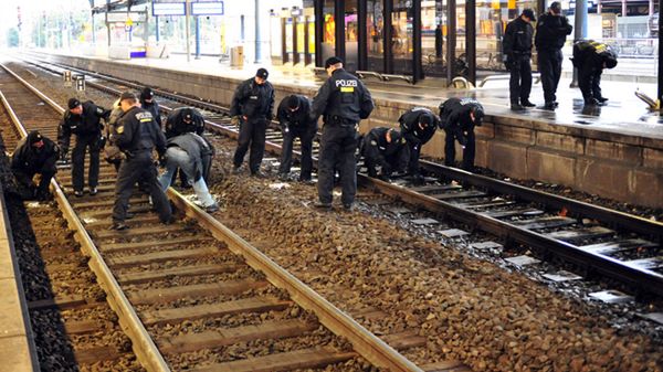 Policjanci na dworcu w Bonn