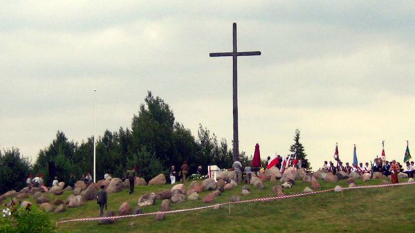 Krzyż w Gibach poświęcony pamięci pomordowanych w obławie augustowskiej