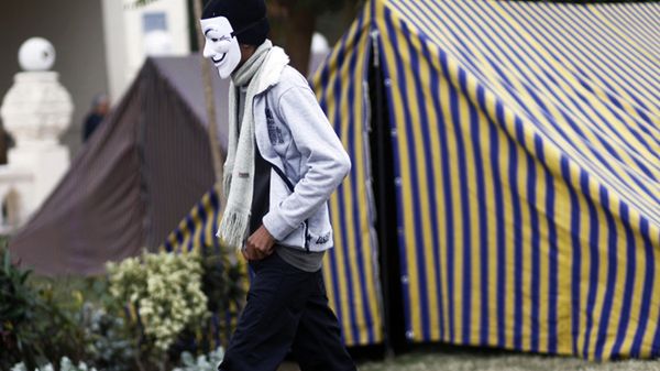 Namioty rozbite przed pałacem prezydenckim w Kairze