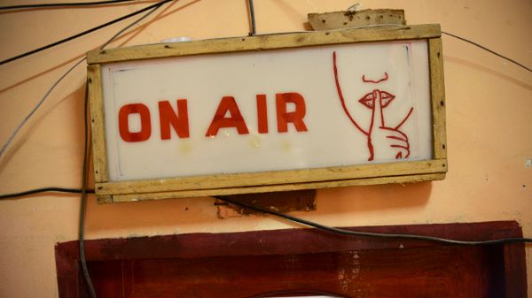 Za krytykę władz dziennikarze są w niektórych krajach uciszani wyrokami więzienia