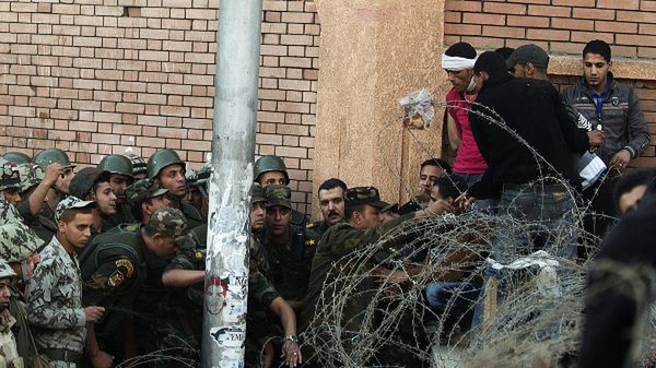 Demonstranci forsują zasieki pod pałacem prezydenckim