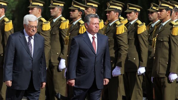 Powitanie Abdullaha II na Zachodnim Brzegu (z lewej prezydent Autonomii Palestyńskiej Mahmud Abbas)