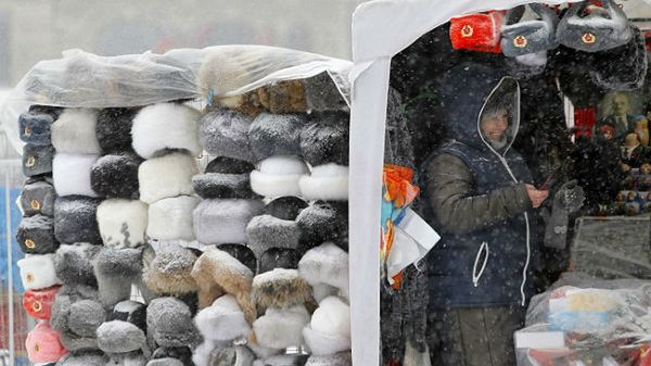 Sprzedawca czapek podczas śnieżycy w Moskwie