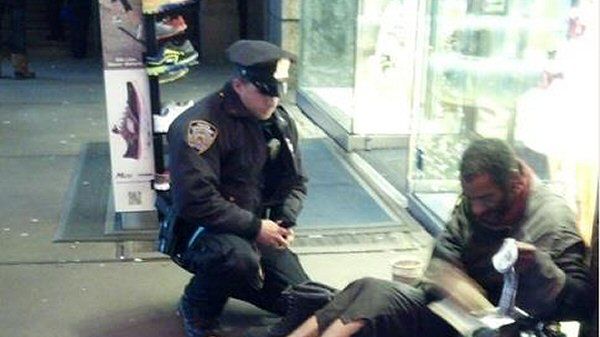 Lawrence DePrimo z bezdomnym