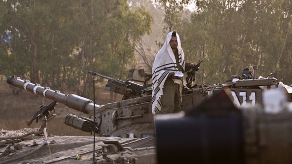 Izraelski wojskowy podczas modlitwy; przy granicy ze Strefą Gazy