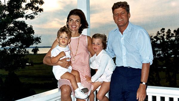 John i Jacqueline Kennedy z dziećmi - zdjęcie z sierpnia 1962 roku