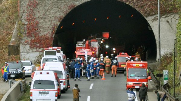 Akcja ratunkowa przy wjeździe do tunelu