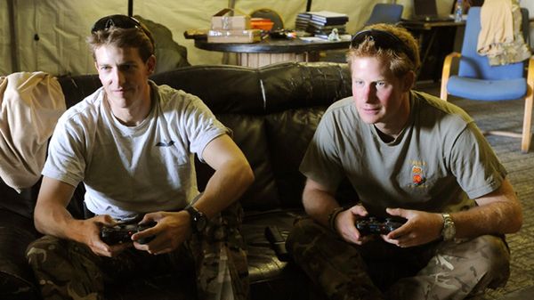 Książę Harry gra na konsoli w bazie w Afganistanie