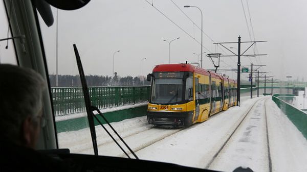Przez most Marii Skłodowskiej-Curie kursuje linia tramwajowa nr 2