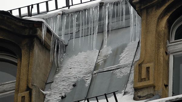 Odśnieżanie dachu i usuwanie sopli należy do obowiązków właściciela bądź zarządcy nieruchomości