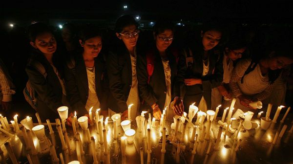 Młode kobiety zapaliły świece w proteście dokonywanych w Indiach zbrodni wobec kobiet