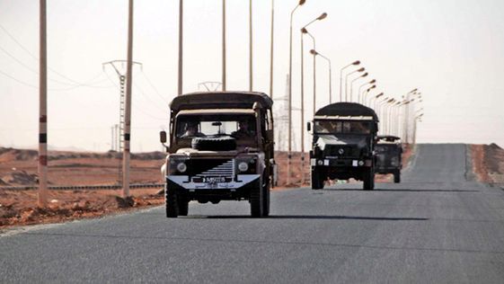 Pojazdy algierskiej armii w pobliżu kompleksu gazowego