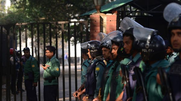 Policja przed trybunałem w Bangladeszu