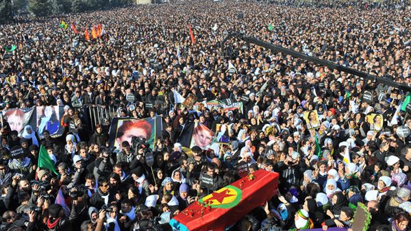 Dziesiątki tysięcy ludzi na placu w Diyarbakir