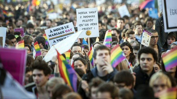 Demonstracja zwolenników małżeństw homoseksualnych w Paryżu