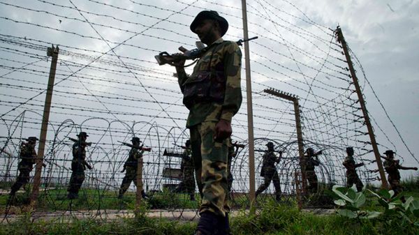 Indyjskie służby bezpieczeństwa na granicy w Kaszmirze