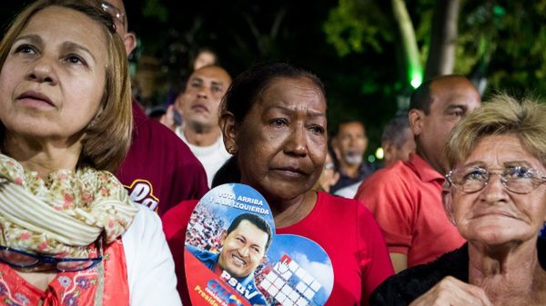 Około 300 osób zebrało się w poniedziałek po południu na mszy w Caracas, by modlić się za zdrowie Chaveza