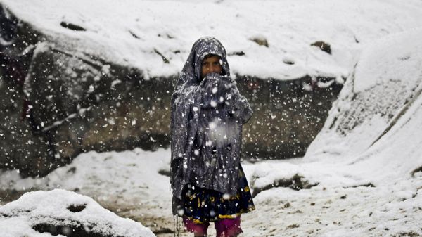 Afgańska dziewczynka w obozie dla wewnętrznych uchodźców pod Kabulem