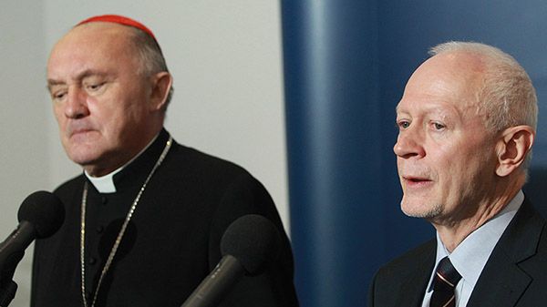 Metropolita Warszawski, Przewodniczący Rady Ekonomicznej Konferencji Episkopatu Polski ks. kard. Kazimierz Nycz i minister administracji i cyfryzacji Michał Boni informują o kompromisie ws. odpisu na rzecz Kościołów i związków wyznaniowych