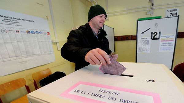 Wyborca we Włoszech oddaje swój głos