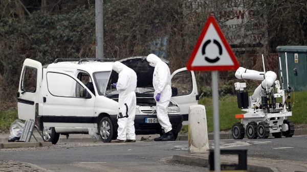 Policyjni eksperci przeszukują samochód, w którym znaleziono pociski moździerzowe