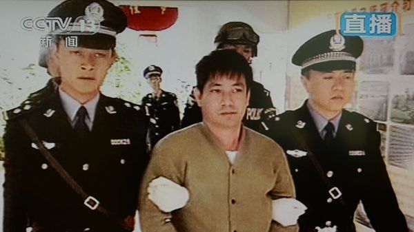 Naw Kham odprowadzany przez policję i strażników