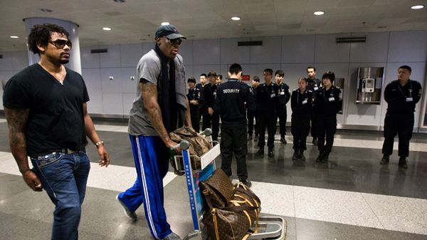 Dennis Rodman na lotnisku w Pekinie