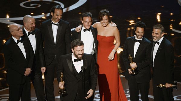 Ben Affleck wraz z ekipą filmową "Operacji Argo" na gali oskarowej