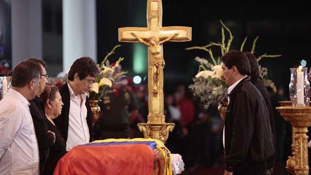 Rodzina żegna Hugo Chaveza. Po lewej stronie matka zmarłego prezydenta