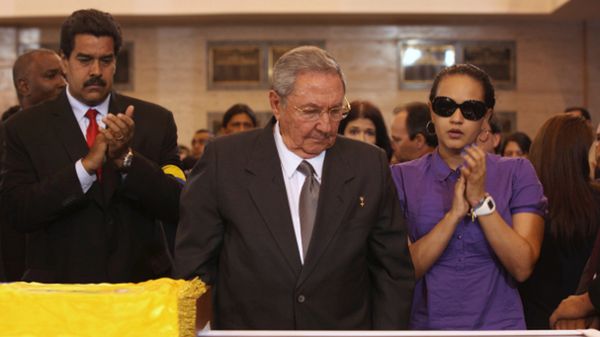 Raul Castro przed trumną Hugo Chaveza