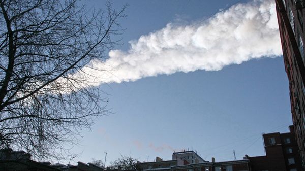 Smuga pozostawiona na niebie przez meteor