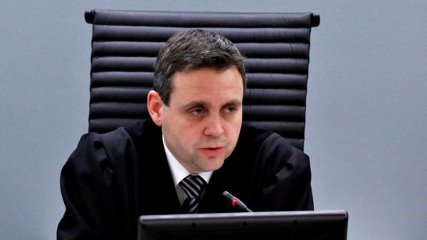 Norweski sędzia Jonas Petter Madso odczytuje wyrok ws. ludobójstwa w Rwandzie