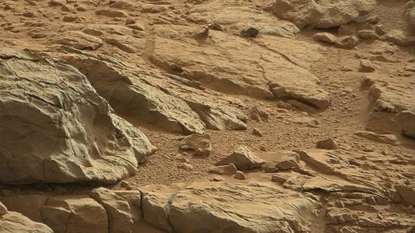 Marsjańskie skały sfotografowane przez łazik Curiosity 30 stycznia 2013 r.