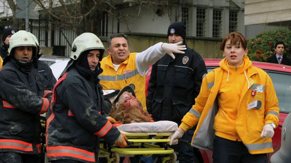 Ratownicy wynoszą kobietę ranną w zamachu