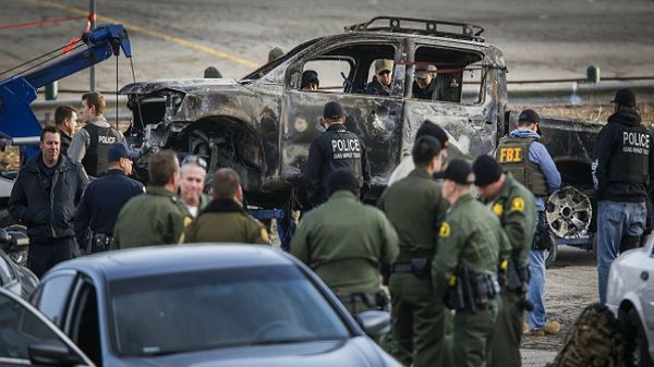 Policjanci przy spalonej półciężarówce