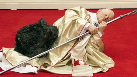 Instalacja Maurizio Cattelana przedstawiająca Jana Pawła II przygniecionego meteorytem