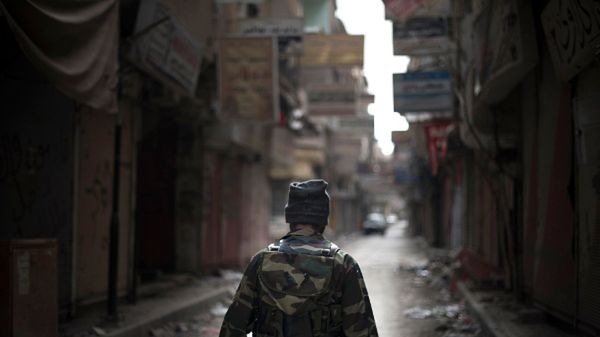 Syryjski rebeliant w mieście Deir Ezzor