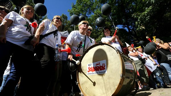 Protest Związku Zawodowego Prokuratorów i Pracowników Prokuratury RP i NSZZ "Solidarność" pracowników sądownictwa przed budynkiem Ministerstwa Sprawiedliwości w Warszawie