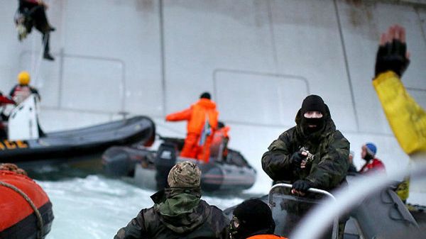 Dwóch aktywistów Greenpeace wspięło się na platformę wiertniczą Prirazłomnaja koncernu Gazprom