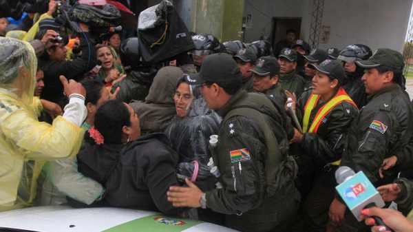 Krewni więźniów przed zakładem karnym Palmasola