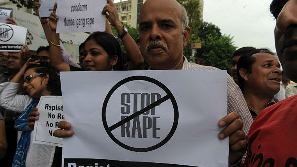 Mieszkańcy Bombaju manifestują swój sprzeciw wobec brutalnych gwałtów i złemu traktowaniu kobiet w Indiach