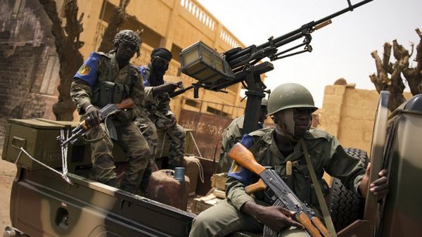 Malijscy żołnierze patrolują ulice Gao, czerwiec 2013 r.