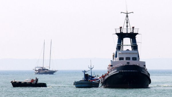 Włoska straż przybrzeżna często musi ratować łodzie uchodźców, którzy próbują dotrzeć do Europy