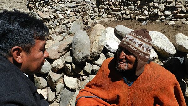 Carmelo Flores Laura rozmawia z przedstawicielem miejscowych władz