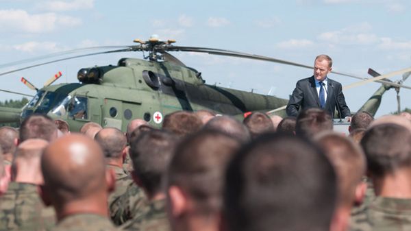 Donald Tusk z żołnierzami 25. Brygady Kawalerii Powietrznej